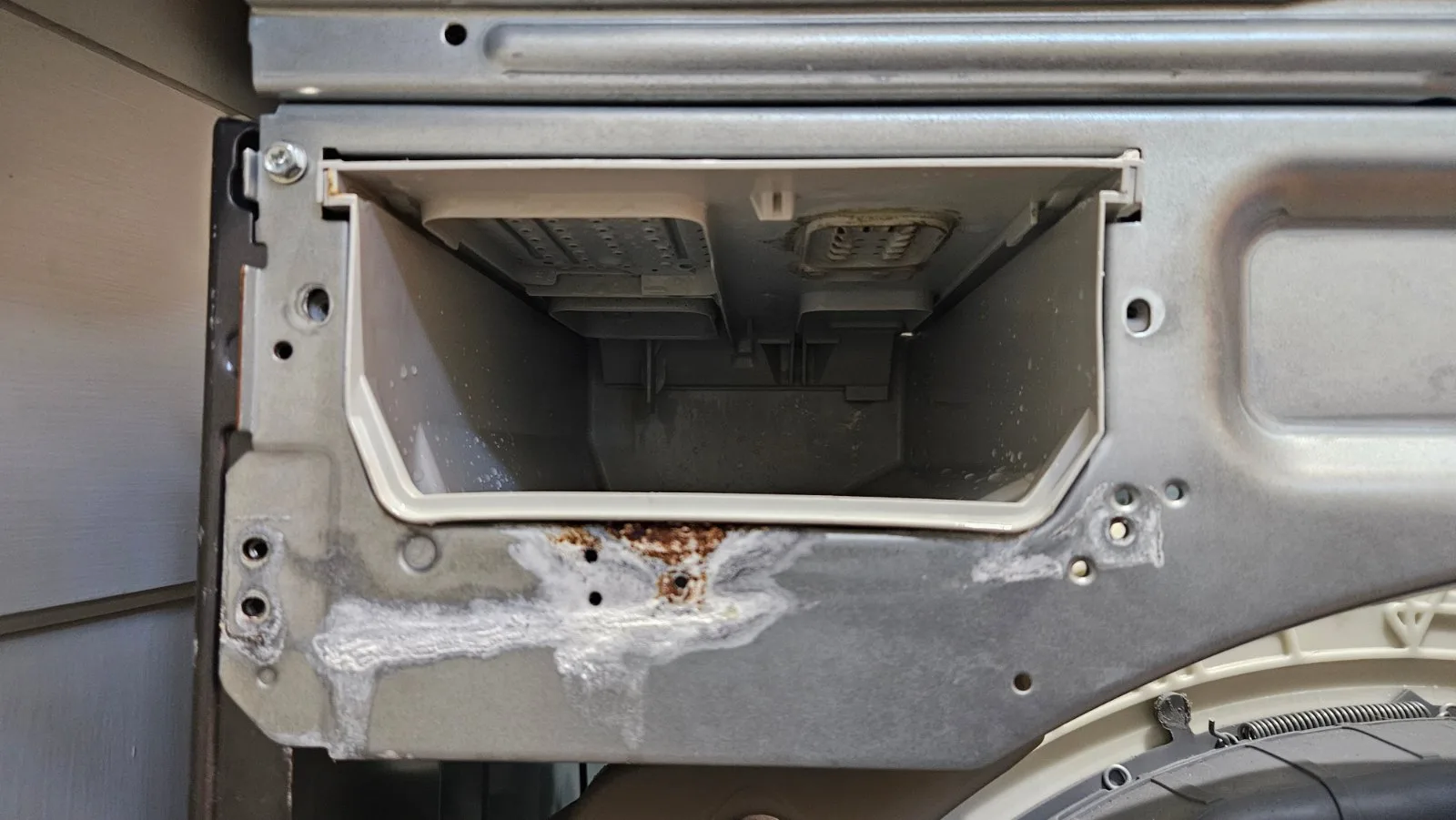 LG Washer Leaking Water. Diagnosis in Raleigh — photo 2