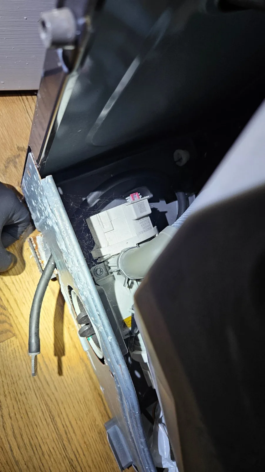 LG Washer Leaking Water. Diagnosis in Raleigh — photo 3